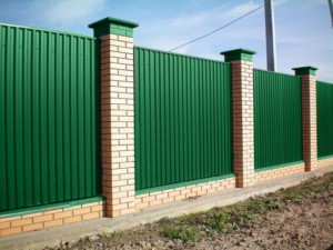 Какие преимущества забора из профнастила